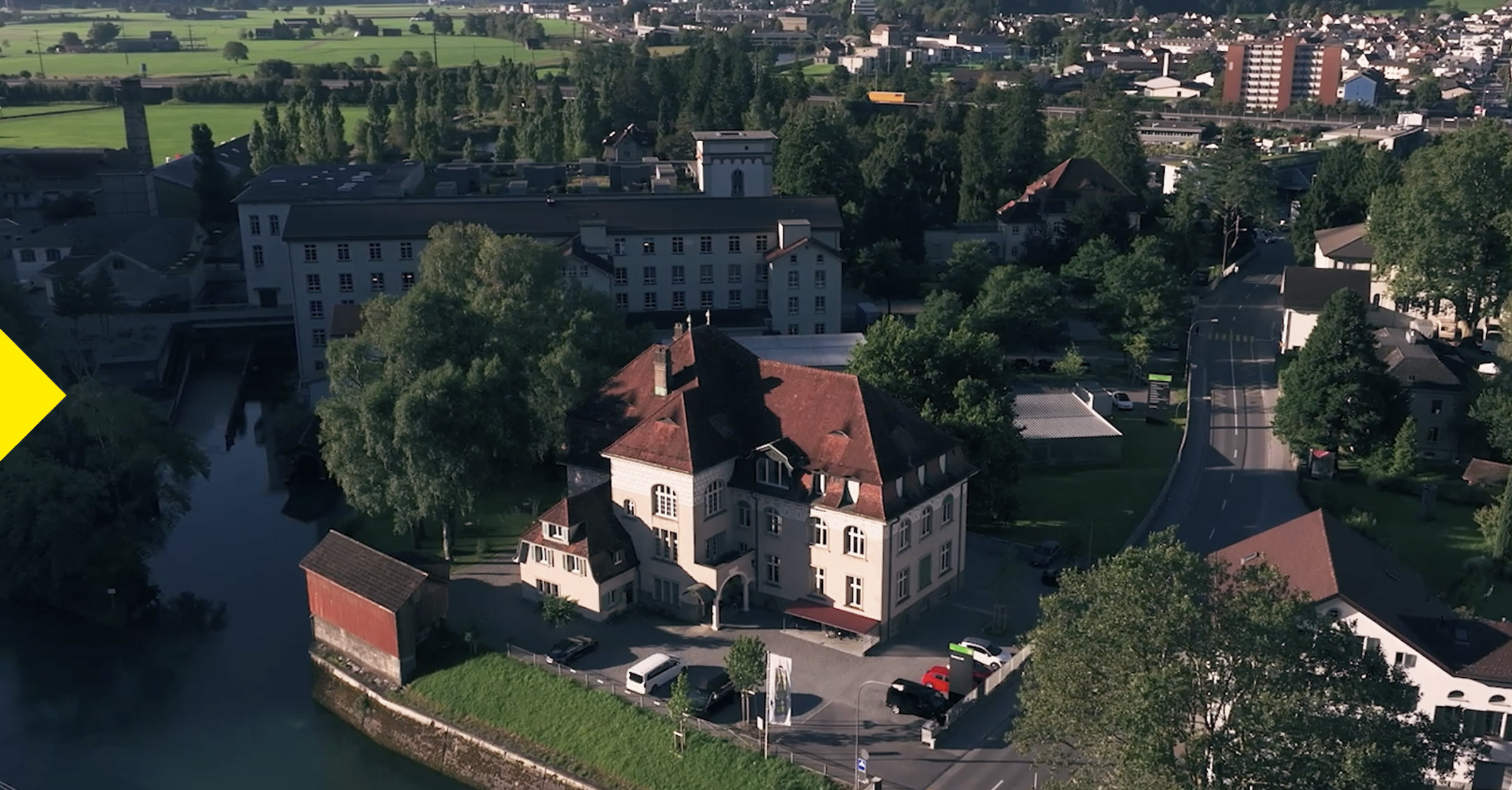 Die Luftaufnahme zeigt den Firmensitz der Nimbus AG in der ehemaligen Spinnerei und Weberei Fritz+Caspar Jenny AG in Ziegelbrücke. Das Bild ist Platzhalter für das Imagevideo, welches einen Blick hinter die Kulissen der Nimbus erlaubt.